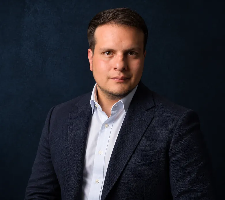 Retrato de Cristian Basto con blazer navy