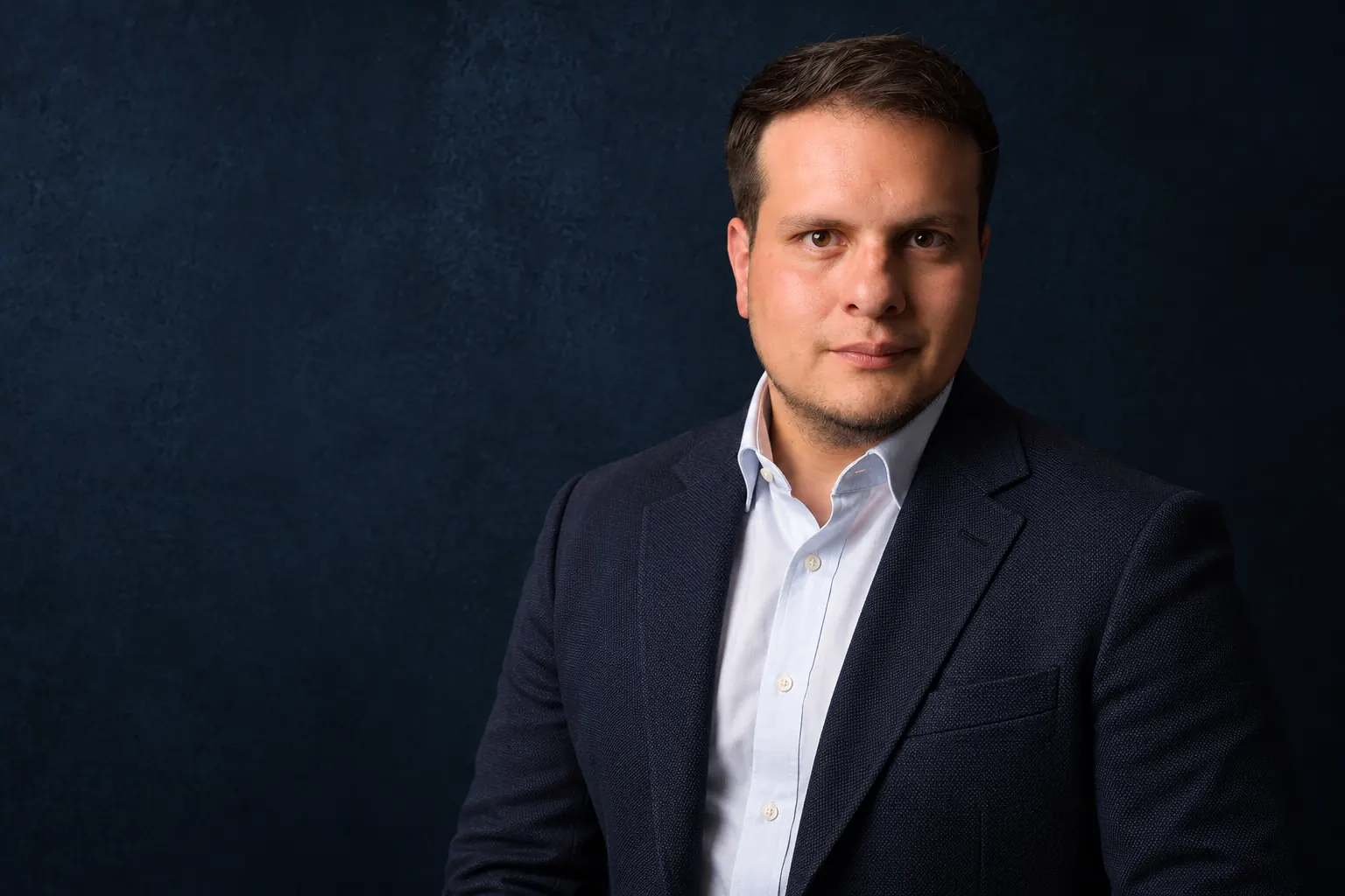 Retrato de Cristian Basto con blazer navy